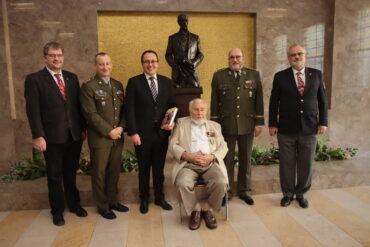 Charles G. Strasser, účastník bojů u Dunkerque, převzal resortní vyznamenání v Armádním muzeu Žižkov