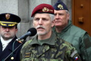 Rok 2012. Petr Pavel (tehdy generálporučík) jako náčelník Generálního štábu AČR před budovou generálního štábu při zahájení výstavy věnované 70. výročí bitvy u Sokolova. Výstavu připravil VHÚ. Foto Andrej Halada.