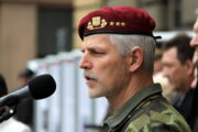 Rok 2012. Petr Pavel (tehdy generálporučík) jako náčelník Generálního štábu AČR před budovou generálního štábu při zahájení výstavy věnované 70. výročí bitvy u Sokolova. Výstavu připravil VHÚ. Foto Andrej Halada.