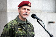 Rok 2012. Petr Pavel (tehdy generálporučík) jako náčelník Generálního štábu AČR před budovou generálního štábu při zahájení výstavy věnované 70. výročí bitvy u Sokolova. Výstavu připravil VHÚ. Foto Andrej Halada.