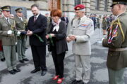 Zleva: autor výstavy vytvořené k 95. výročí vzniku generálního štábu, historik VHÚ Karel Straka, starostka Prahy 6 Marie Kousalíková a generál Petr Pavel. Foto Andrej Halada.