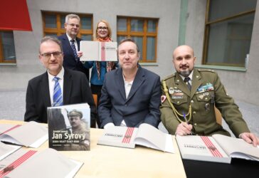 Kniha o generálu Janu Syrovém, která má přispět k jeho morální rehabilitaci, byla pokřtěna v Armádním muzeu Žižkov