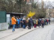 Účastníci 7. vycházky „Němá barikáda“ cyklu Místa bojů Pražského povstání na zastávce MHD Rokoska
FOTO: Tomáš Kmječ
