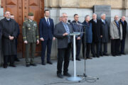 PhDr. Jaroslav Láník, CSc., jeden z autorů, hovoří na vernisáži výstavy „25 let České republiky v NATO“.  Vítězné náměstí, Praha, 13. 3. 2024. Foto Jan Kouba, VHÚ