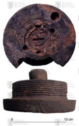 Dno se zapalovačem sovětského protipancéřového granátu ráže 152 mm