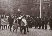 Demonstrace před budovou ÚV KSČ. FOTO Sbírka VHÚ Praha