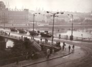 Sovětské obrněné transportéry BTR-152 a tank T-55 na mostě Jana Švermy v Praze. Foto Sbírka VHÚ Praha