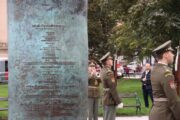 Při pietním aktu u Památníku československým vojákům na Vítězném náměstí zazněla i signál "Večerka", který tradičně pietní akty doprovází. V popředí detail Památníku. Praha, Vítězné náměstí, 18. 10. 2024. FOTO Jiří Reichl, VHÚ Praha
