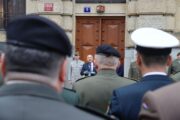 První náměstek ministryně obrany František Šulc hovoří při zahájení výstavy "20 let od konce povinné vojenské služby" před Generálním štábem Armády ČR. Přihlíží náčelník Generálního štábu Armády ČR genpor. Karel Řehka. Praha, Vítězné náměstí, 18. 10. 2024. FOTO Jiří Reichl, VHÚ Praha