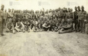 Vojáci od zeměbraneckého pěšího pluku č. 8 se srbskými zajatci 1914.
