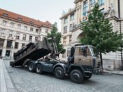 Skládání vzácného nákladu. Jediný dochovaný exemplář stíhače tanků Hetzer, který ukořistili povstalci. FOTO Aleš Knížek, VHÚ Praha, 30. 4. 2025.