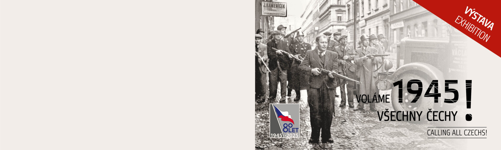 V Armádním muzeu Žižkov vyrostla barikáda. Je součástí výstavy „1945 Voláme všechny Čechy!“