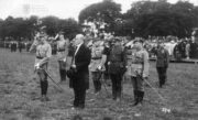 Tomáš Garrigue Masaryk, prezident a vrchní velitel veškeré branné moci, s vysokými francouzskými hodnostáři 14. července 1920 v Praze.  Vlevo vpředu gen. Pierre Janin, bývalý vrchní velitel československé armády v zahraničí. Trojice na ním (zleva doprava): gen. Maurice Pellé, náčelník Generálního štábu, Josef Svatopluk Machar, generální inspektor a plk. Otakar Husák, náčelník Vojenské kanceláře prezidenta republiky.
FOTO: VHÚ Praha
