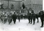Náčelník francouzského Generálního štábu gen. Maxime Weygand (v levé části snímku v popředí) navštívil Československo v říjnu 1921. Po jeho pravici gen. Eugène Mittelhausser, náčelník československého Hlavního štábu. Muž v civilním oděvu je František Udržal, ministr národní obrany. Přehlídka čestné roty pěšího pluku 5 „Tomáše Garrigua Masaryka“ se konala na pražském Hradčanském náměstí.
FOTO: VÚA‒VHA