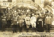 Prezident republiky Tomáš Garrigue Masaryk, obklopen příslušníky spojeneckých armád Malé dohody a Francie, v době závěrečných cvičení z roku 1929 na Hané. Snímek vznikl v arcibiskupském paláci v Olomouci.
FOTO: VHÚ Praha