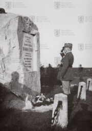 Pocta Francie svému občanovi a vojákovi. Gen. Maurice Gamelin, náčelník Generálního štábu francouzské armády, vzdává čest gen. Milanu Rastislavovi Štefánikovi před jeho památníkem u obce Most pri Bratislave (autor Dušan Jurkovič, 1923