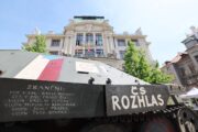 Detail nápisů na povstaleckém Hetzeru. Je to jediný dochovaný exemplář a byl na výstavu "V jako vítězství" zapůjčen ze sbírky Vojenského historického ústavu Praha. 30. 4. 2025. FOTO Praha.eu