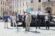 Ředitel Vojenského historického ústavu Praha, brig. gen. Aleš Knížek hovoří při zahájení výstavy "V jako vítězství". Mariánské náměstí Praha, 30. 4. 2025. FOTO Praha.eu