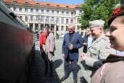 Primátor hlavního města Prahy Bohuslav Svoboda naslouchá výkladu ředitele odboru muzeí VHÚ Praha plk. Michala Buriana o podrobnostech k povstaleckému stíhači tanků Hetzer. Jedná se o jediný dochovaný exemplář. Mariánské náměstí Praha, 30. 4. 2025. FOTO Praha.eu