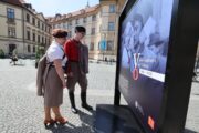 Členové Sokolské stráže čtou jeden z panelů výstavy "V jako vítězství". Mariánské náměstí, Praha, 30. 4. 2025. FOTO Praha.eu