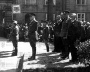 První nádvoří Pražského hradu 28. května 1945. Prezident Edvard Beneš přihlíží přehlídce Revolučních gard. Za prezidentem stojí (odleva): předseda vlády Zdeněk Fierlinger, ministr vnitra Václav Nosek, ministr národní obrany generál Ludvík Svoboda a pražský primátor Václav Vacek.