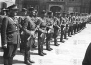 Československá a sovětská hradní stráž na Prvním nádvoří Pražského hradu 28. května 1945.