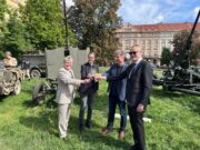 Zleva: plk. Michal Burian, ředitel Odboru muzeí VHÚ Praha, kurátor výstavy Jan Blažek, velvyslanec Finské republiky, J. E. Pasi Tuominen a místostarosta Městské části Praha 6 Jan Lacina při zajájení výstavy Nezapomeňme 80, Praha, Vítězné náměstí 6. 5. 2025. Vpravo vzadu je protiletadlový kanon Bofors L/60. Vlevo sovětský 37mm protiletadlový kanon vz.39. FOTO Praha 6