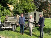 Ředitel odboru muzeí VHÚ Praha plk. Michal Burian hovoří při zahájení výstavy Nezapomeňme 80. Vlevo místostarosta Městské části Praha 6 Jan Lacina, vpravo kurátor výstavy Jan Blažek, Praha, Vítězné náměstí 6. 5. 2025. FOTO Praha 6