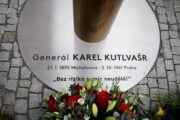 Detail podstavce pomníku generála Karla Kutlvašra. FOTO Jan Schejbal, MO