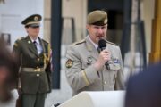 Náčelník Generálního štábu Armády ČR genpor. Karel Řehka mluví o významu odkazu generála Karla Kutlvašra. U příležitosti odhalení pomníku veliteli Pražského povstání, který nakonec dělal nočního vrátného v pivovaru v Nuslích. V rámci revitalizace areáku byl odhalen první pomník tomuto hrdinovi. Praha-Nusle, 5. 5. 2025. FOTO Jan Schejbal, MO
