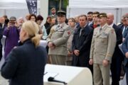 Ministryně obrany hovoří u příležitosti odhalení pomníku veliteli Pražského povstání generálu Karlu Kutlvašrovi. Naslouchají náčelník Generálního štábu Armády ČR genpor. Karel Řehka, uprostřed v kabátu spoluzakladatel skupiny Penta Marek Duspiva, vedle něj řidělenec obrany při Francouzském velvyslanectví Bruno Bucherie. V pozadí zástupci rodiny generála Kutlvašra. Zcela vpravo s brýlemi na čele historik VHÚ Praha Tomáš Jakl. FOTO Jan Schejbal, MO