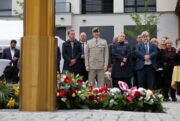 Odhalení pomníku generálu Karlu Kutlvašrovi. Praha-Nusle, 5. 5. 2025- V první řadě zleva radní hl. m. Prahy a iniciátor pomníku Michal Hroza, ministryně obrany Jana Černochová,  náčelník Generálního štábu Armády ČR genpor. Karel Řehka a spoluzakladatel skupiny Penta Marek Duspiva. (jeho firma areál Nuselského pivovaru revitalizuje). FOTO Jan Schejbal, MO.