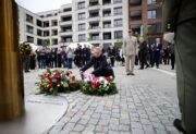 Ministryně obrany Jana Černochová upravuje stuhu na věnci položeném k pomníku Karla Kutlvašra. V pozadí genpor. Karel Řehka, náčelník Generálního štábu Armády ČR. FOTO Jan Schejbal, MO.