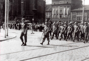 Pohled na slavnostní nástup příslušníků 2. pěší divize US Army 13. května 1945