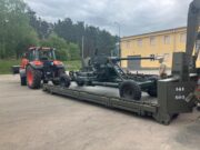 Pracovníci Vojenského technického muzea v Lešanech nakládají protiletadlový kanon Bofors na převoz do Prahy. FOTO Josef Rendl, VHÚ Praha