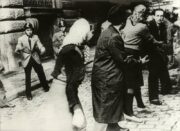 Praha 1945 stavba barikády u sv. Havla