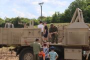 Velký zájem byl tradičně o speciálně upravený vůz TATRA, který používali vojáci SOG v Afghánistánu. Děti si tradičně užívají jízdu ve "velkém kabrioletu" řízeného zkušeným znalcem lešanské arény. Zahájení 30. návštěvnické sezony a připomínka 40 let od první československé účasti na Rallye Paříž-Dakar. Vojenské technické muzeum Lešany, 31. 5. 2025. FOTO Jiří Reichl, VHÚ Praha