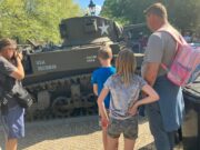 Americký tank M3A1 Stuart ze Sbírky Vojenského historického ústavu Praha byl po příjezdu do Plzně okamžitě v obležení návštěvníků Slavností svobody. FOTO Josef Rendl, VHÚ Praha
