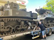 Jiný pohled na vojenskou techniku ze Sbíky VHÚ Praha po příjezdu do Plzně na Slavnosti svobody. První na tahači tank M3A1 Stuart, za ním stíhač tanků M36 GMC (Gun Motor Carriage). Plzeň.1. května 2025. FOTO Josef Rendl, VHÚ Praha