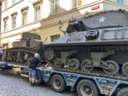 Technika z VHÚ Praha po příjezdu do Plzně. První na tahači tank M3A1 Stuart, blíže k objektivu stíhač tanků M36 GMC (Gun Motor Carriage). Plzeň, 1. května 2025. FOTO Josef Rendl, VHÚ Praha