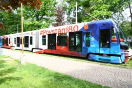 Do pražských ulic vyjela speciální tramvaj odkazující na výročí 80 let od Pražského povstání
