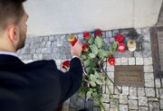 Kytice i svíčky byly při pietním aktu položeny také v místech, kde byla po dobytí kostela a krypty položena těla parašutistů. Pietní akt u kostela sv. Cyrila a Metoděje, Praha - Resslova ulice, 18. 6. 2025. FOTO Jan Schejbal, MO

