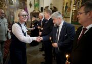 Ministryně obrany ČR Jana Černochová se zdraví s účastníky panychidy. Na snímku podává ruku Michal Hroza, radní hlavního města Prahy pro oblast infrastruktury.
Kostel sv. Cyrila a Metoděje, Praha - Resslova ulice, 18. 6. 2025. FOTO Jan Schejbal, MO

