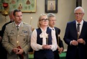 Ministryně obrany ČR Jana Černochová při panychidě v kostele sv. Cyrila a Metoděje. Za ní vlevo náčelník Generálního štábu Armády ČR, armádní generál Karel Řehka, vpravo předseda Senátu Parlamentu ČR Miloš Vystrčil a zcela vpravo senátor Jiří Drahoš. Kostel sv. Cyrila a Metoděje, Praha - Resslova ulice, 18. 6. 2025. FOTO Jan Schejbal, MO

