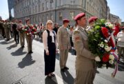 Jiný pohled - ministryně obrany ČR Jana Černochová a náčelník Generálního štábu Armády ČR, armádní generál Karel Řehka při pietním aktu u kostela sv. Cyrila a Metoděje. Položením věnce uctí památku parašutistů, kteří zde 18. 6. 1942 bojovali proti nacistické přesile. Praha, Resslova ulice, 18. 6. 2025. FOTO Jan Schejbal
