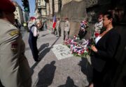 Ministryně obrany ČR Jana Černochová a náčelník Generálního štábu Armády ČR, armádní generál Karel Řehka, vzdávají hold parašutistům, kteří v těchto místech 18. 6. 1942 vzdorovali 100 násobné přesile.  Pietní akt u kostela sv. Cyrila a Metoděje, Praha - Resslova ulice, 18. 6. 2025. FOTO Jan Schejbal, MO