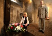 Ministryně obrany ČR Jana Černochová urovnává stuhu na věnci v kryptě kostela sv. Cyrila a Metoděje. Za ní stojí náčelník Generálního štábu Armády ČR, armádní generál Karel Řehka.  Pietní akt v kostele sv. Cyrila a Metoděje, Praha - Resslova ulice, 18. 6. 2025. FOTO Jan Schejbal, MO