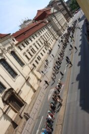 Celkový pohled na zástup hostů pietního aktu u kostela sv. Cyrila a Metodějě - 18 6. 2025. Foceno z okna učebny Českoslovanské akademie obchodní Dr. Edvarda Beneše. FOTO Jiří Reichl, VHÚ Praha