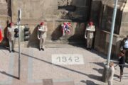 Detail místa, kam se kladoiu věnce a kytice při pietním aktu. Foto před zahájením pietního aktu 18. 6. 2025. Praha, Resslova ulice, 18. 6. 2025. FOTO Jiří Reichl, VHÚ Praha