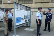 Výstava Nová armáda – Modernizace armády a výzvy vojáka 21. století před budovou Generálního štábu Armády ČR. FOTO: Marie Křížová, AVIS